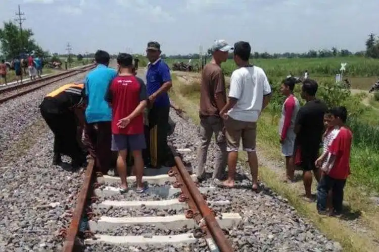 Tragis, Gara-gara Terobos Palang Pintu Kereta, Pemotor Ini Tewas Tersambar Kereta Kedua