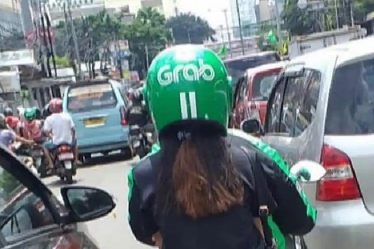 Kelakuan Kocak Penumpang Jaman Now, Naik Ojol Takut Kakinya Belang Sampai Lakukan Ini
