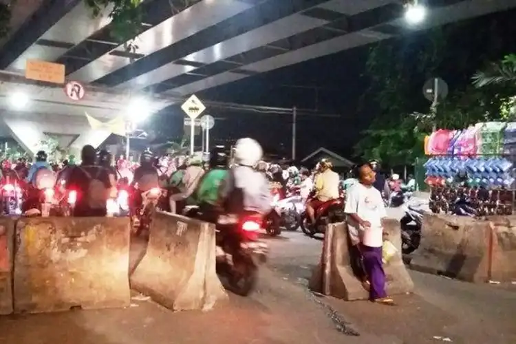 Siapa Berani? Menantang Maut di Pintu Lintasan Kereta Tak Bertuan Ini