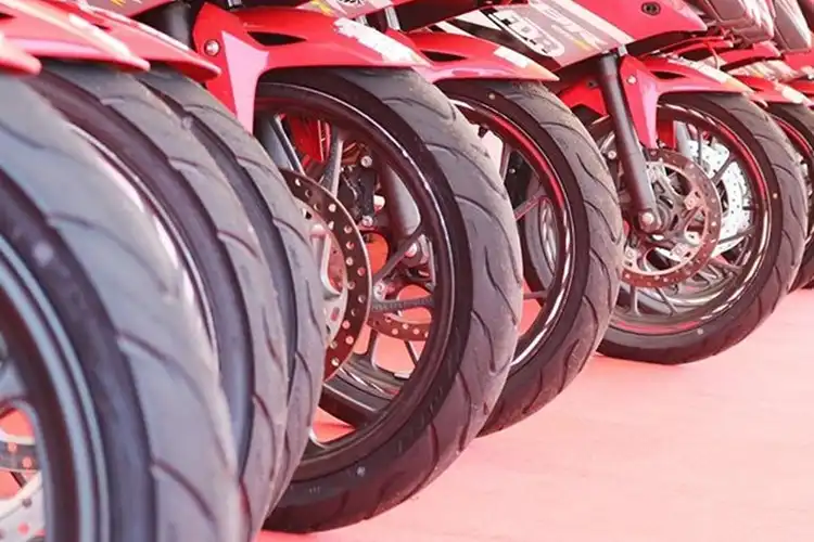 Masih Banyak yang Bingung, Bahaya Enggak Pakai Ban Motor Beda Tipe di Roda Depan dan Belakang?