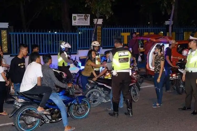Mencekam, Markas Polisi Dilempar Petasan Puluhan Pemuda Bermotor, Enggak Terima Ditilang