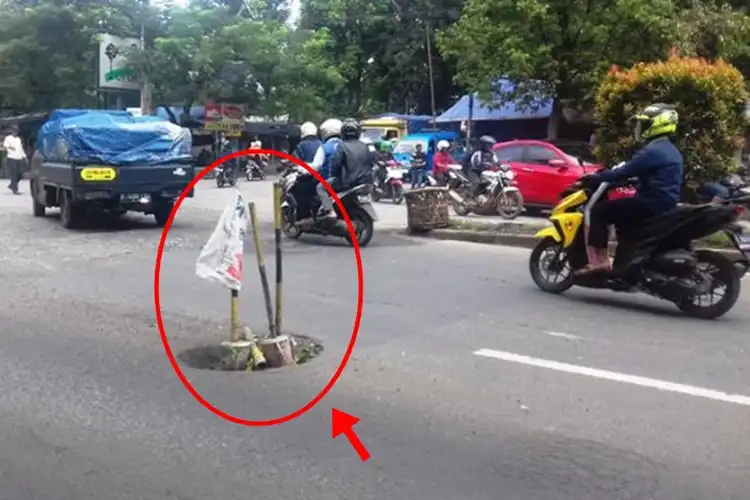 Waduh, Pasang Rambu di Jalan Berlubang Rupanya Dilarang, Ini Pasalnya