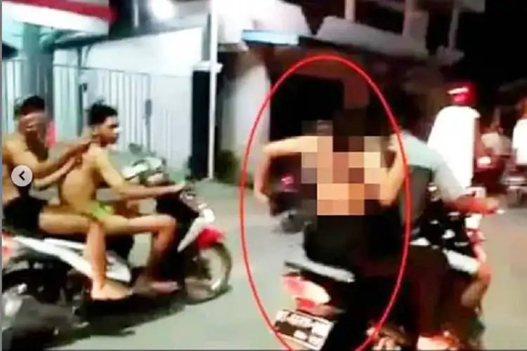 Cewek Dan Cowok Telanjang Naik Motor Sambil Sahur On The Road, Langsung Terciduk