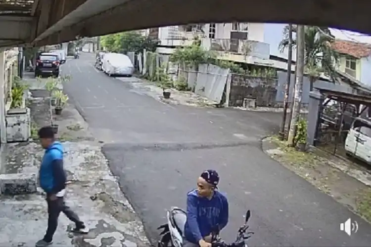 Video Detik-detik Aksi Maling Di Kompleks, Hitungan Dua Menit Motor Dibawa Kabur