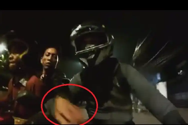 Viral Masih Anget Video Detik-detik Pemotor Dibegal di Jalan Raya, Kunci Kontak Mau Dicabut Pelaku