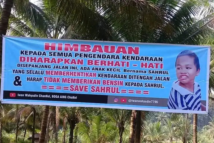 Anak Kecil Kecanduan Bensin Pengendara Yang Lewat Dilarang Berhenti