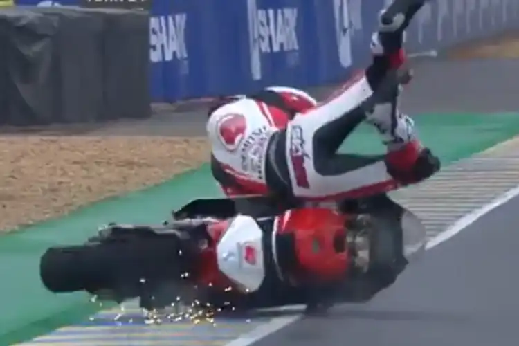Video Kejamnya FP3 Moto2 Prancis 2019, Dimas Ekky Terbanting Sampai Batu Masuk Helm