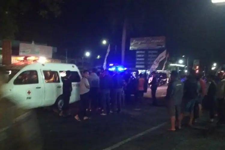 Warga Ngamuk Hancurkan Bus Usai Tabrak Pemotor, Sang Istri Tutup Usia