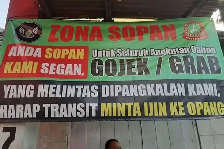 Spanduk Bernada Ancaman di Bandung, Driver Ojol Lewat Harus Ijin ke Ojek Pangkalan, Netizen Langsung Bereaksi