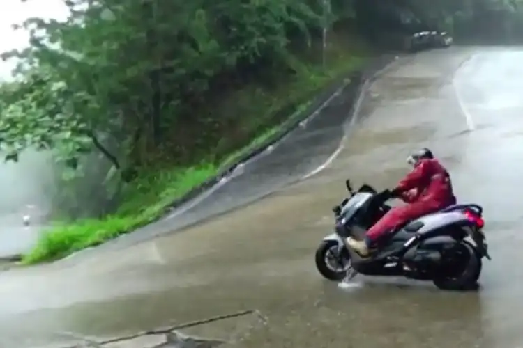 Ngeri, Video Pengendara Yamaha NMAX Terjungkal Keras, Jalur Sitinjau Lauik Terkenal Ekstrim