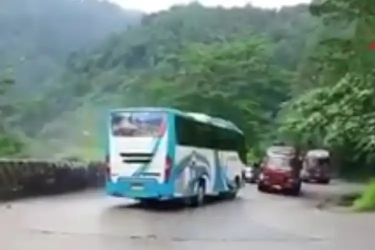 Bis Rem Blong di Tikungan Sitinjau Padang Tabrakan Dengan 2 Mobil Tangki, Pemotor Hampir Tersambar, Ini Videonya