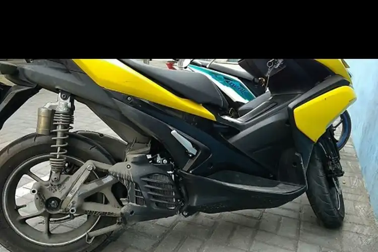 Aneh Banget, Pemotor Gak Sadar Knalpot Yamaha Aerox Copot, Netizen Ikut Kebingungan