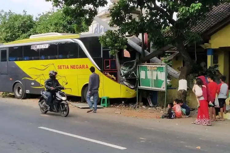 Dasar Emak-emak Bikin Bingung Akibatnya Bus Serudug Rumah Dan Tiang Listrik