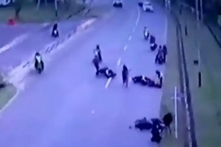 Ngeri Video Kecelakaan Beruntun 3 Motor, Satu Orang Meninggal 