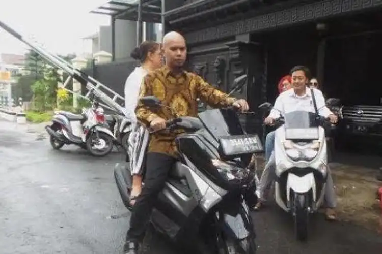 Naik Yamaha NMAX Ahmad Dani Ngebonceng Cewek Cantik, Mulan Bukan Ya?
