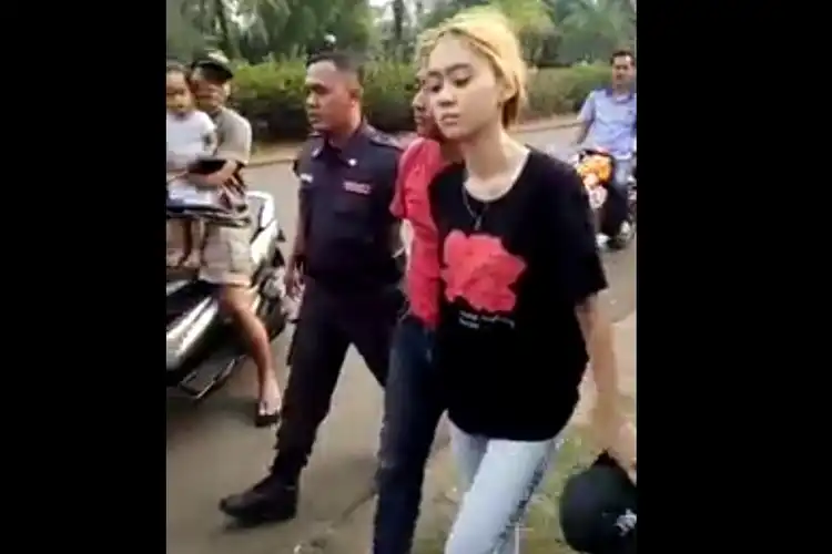 Video Cewek Dijadikan Umpan Begal Motor, Tertangkap Dipukul dan Ditendang Scurity Ditemukan Parang