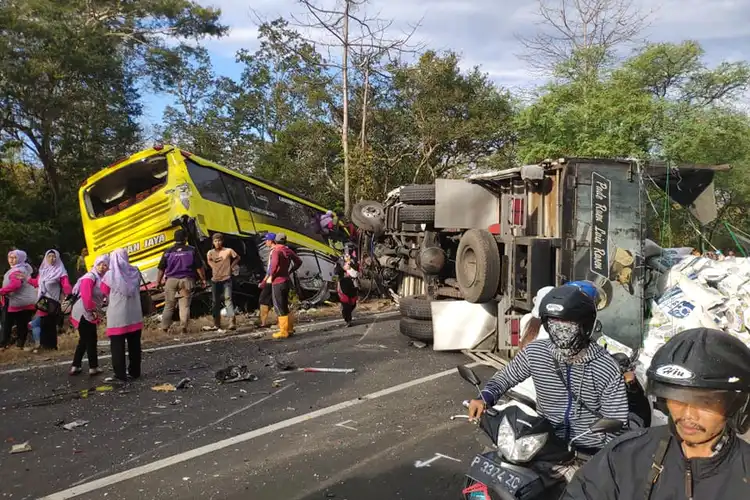Video Situbondo Gempar! Mobil Ertiga Remuk, L300 Lepas Box, Bis 1 Terperosok Bis 2 Robek Bodi,  Truk Terbalik dan Colt Diesel Terguling