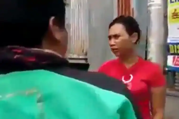 Wanita Ini Terlibat Adu Mulut dengan Sekumpulan Driver Ojol Akibat Sering Cancel Orderan Mendadak
