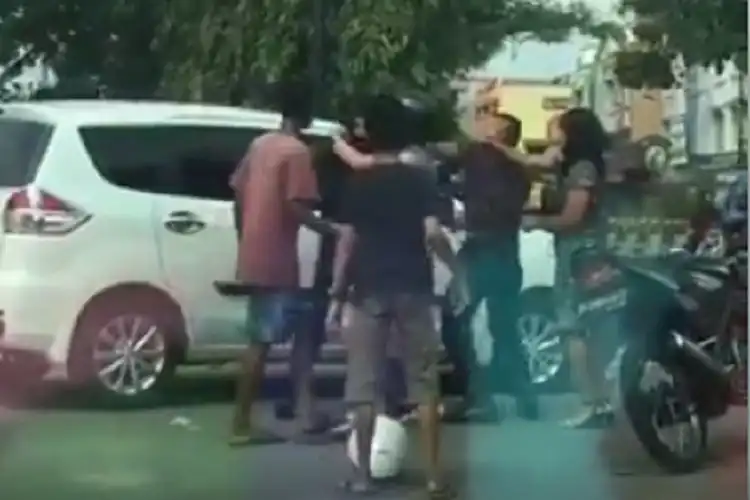 Jalanan Mendadak Macet, Pemotor dan Pengendara Mobil Terlibat Duel, Dua Perempuan Histeris