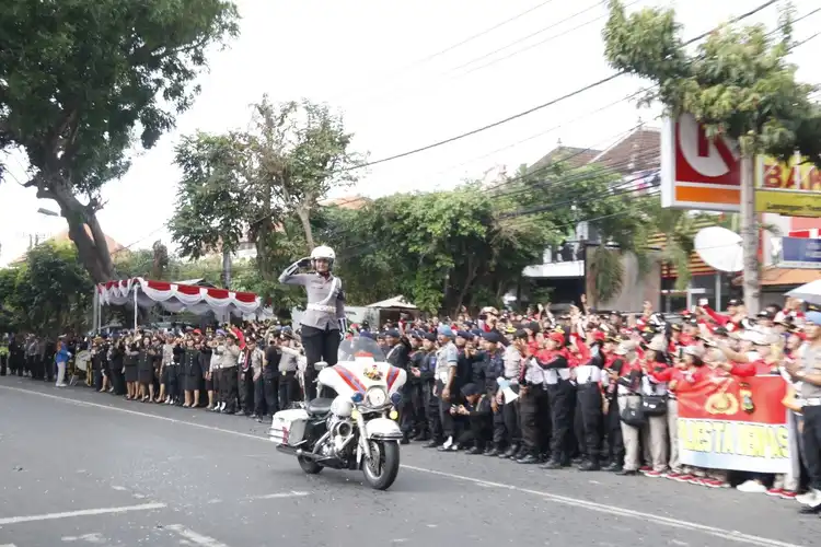 Sangar, Polwan Berdiri Di Atas Harley-Davidson Sambil Hormat Memperingati HUT Bayangkara Ke-73