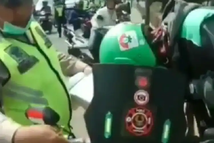Kebanyakan Gaya, Driver Ojol Ditilang Polisi, Sengaja Pasang Rotator dan Bunyikan Sirine 