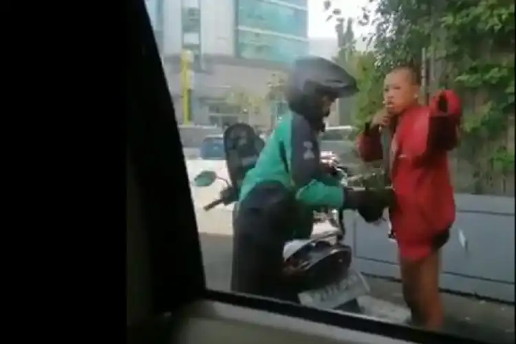 Video Driver Ojol Gak Tega Lihat Anak Jalanan Telanjang dan Pakaikan Jaket, Alasannya Bikin Sedih