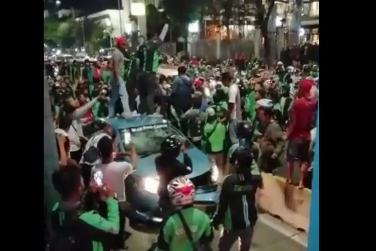 Taksi Diinjak-injak Ratusan Ojek Online Mengamuk Kaca Pecah, Bemper Lepas dan Rusak-rusak