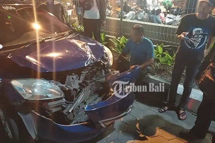 Denpasar Geger, Bule Prancis Ugal-ugalan Bawa Moge, Tabrak Mobil Sampai Terbang 10 Meter