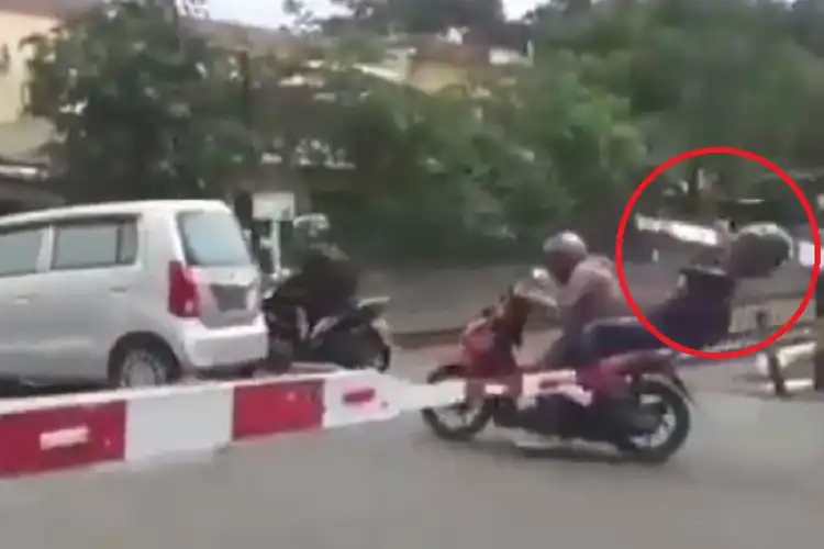 Braakk, Kepala Tersangkut Palang Kereta Api, Boncenger Perempuan Nyaris Terkapar di Aspal