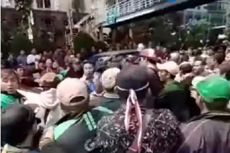 Blok M Mencekam, Video Ratusan Ojol Nyaris Bentrok Dengan Ojol Lain Yang Ogah Ikut Demo