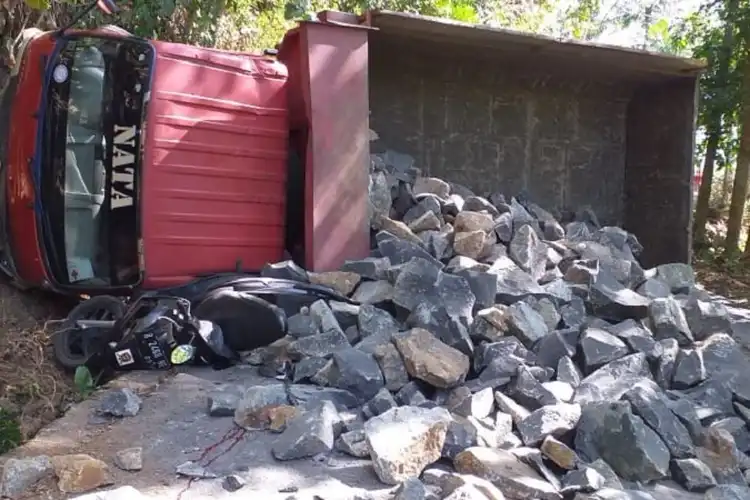 Warga Histeris, Rem Truk Mendadak Blong Terbalik, Pemotor Tewas Tertimpa Batu