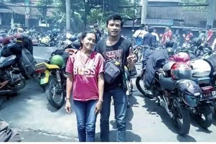 Terharu, Anak Soleh Ajak Ibu Turing Keliling Pakai Yamaha RX-King