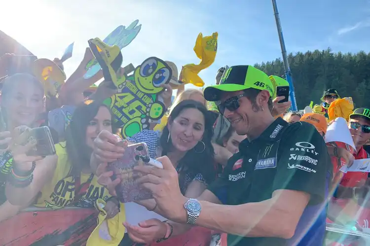 Tebak-tebak Buah Manggis, Antara Rossi dan Lorenzo, Siapa Duluan Pensiun Dari MotoGP?