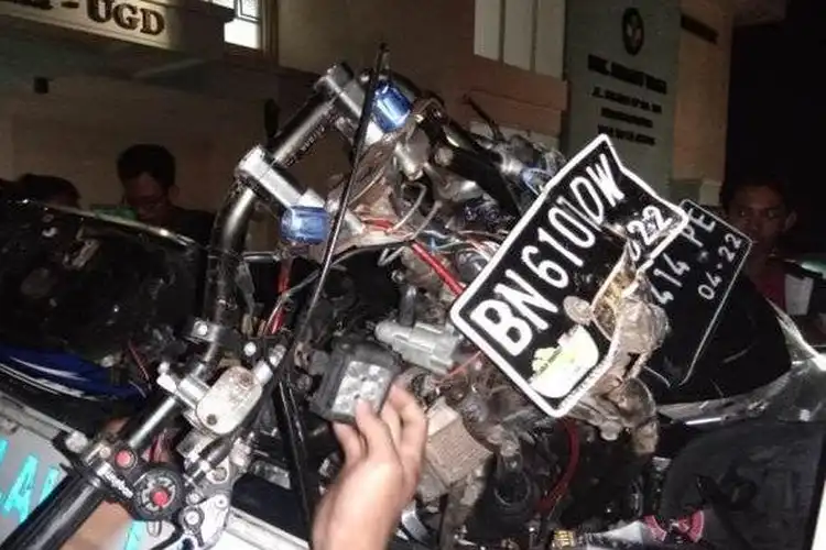 Mobil dan Motor Hancur Diseruduk Honda Brio, 2 Pemotor Bergelimpangan di Jalanan