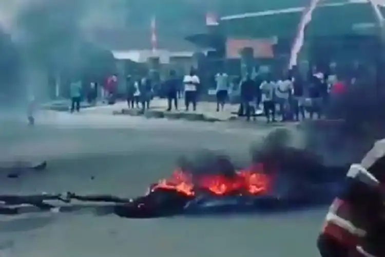 Kerusuhan di Manokwari, Massa Tutup Jalan dengan Membakar Ban, Warga dan Pemotor Enggak Berani Lewat