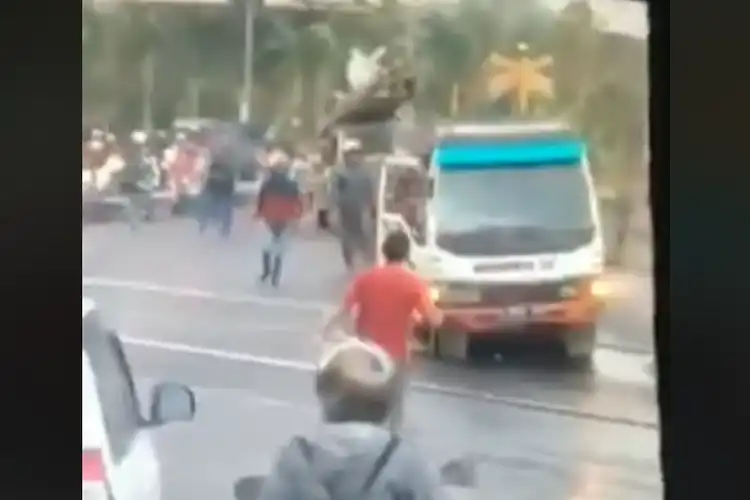 Tegang,  Video Truk Mendadak Mati di Rel Kereta, Warga dan Pemotor Langsung Berlarian Membantu