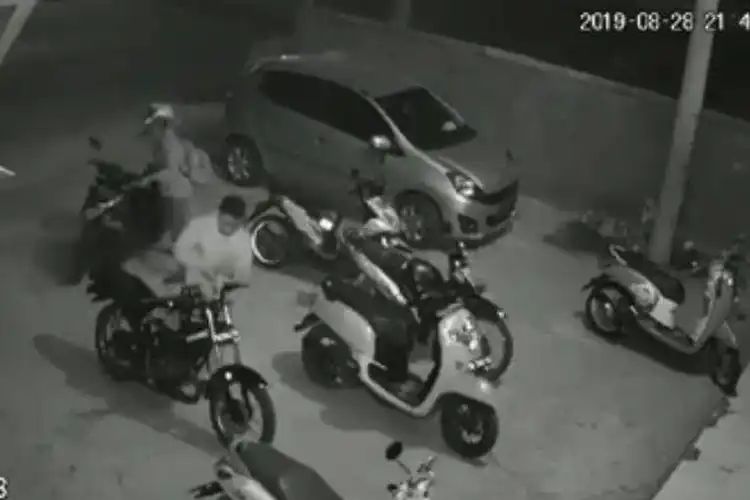 Enggak Ada Semenit, Video Detik-detik Yamaha RX-King Digondol Maling Saat Pemilik Nongkrong di Cafe