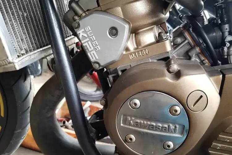 Bikers Pakai Kawasaki Ninja 2-Tak? Biar Gak Ngunci dan Jambakan Makin Mantap Rutin Cek Bagian Ini