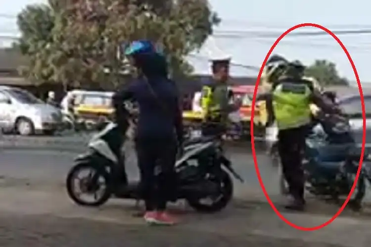 Parah Banget, Video Polisi Tendang Pemotor RX King Sampai Terpental di Aspal, Kapolres Tangerang Langsung Bereaksi
