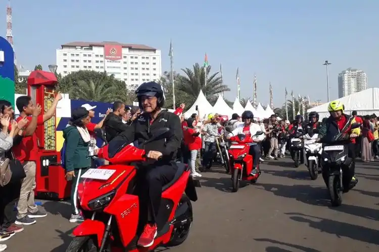 Jadi Menteri Kelautan dan Perikanan Ad Interim, Luhut Binsar Pandjaitan Sering Ajak Masyarakat Pakai Motor Listrik