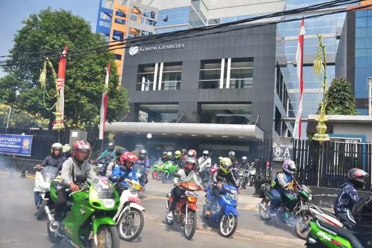Ratusan Motor 2-Tak Serempak Asapi Jakarta Pas Gelaran Two Stroke Day di Otobursa 2019
