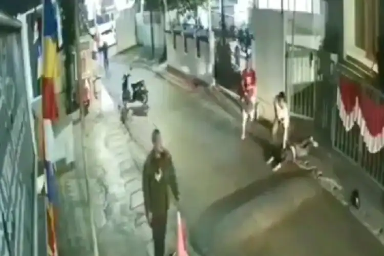 Warga Ketakutan, Video Penangkapan Begal Sadis di Gang Sempit, Tim Buser Sampai Kewalahan