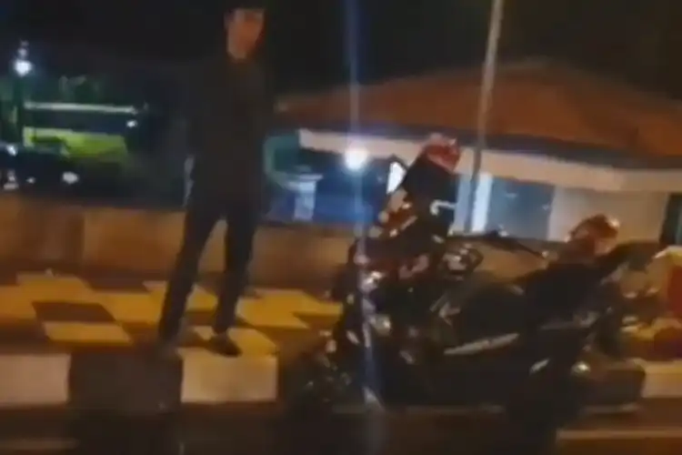 Kebanyakan Gaya, Pengendara Yamaha NMAX Pakai Strobo Halangi Jalan, Langsung Diskak Mat Pengemudi Mobil