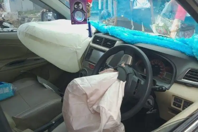 Main Potong Jalur, Video Taksi Online Terlibat Kecelakaan Dengan Pelajar Naik Motor di Depok