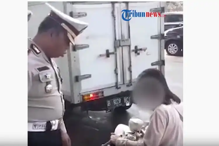 Gak Kenakan Helm, Video Pemotor Wanita Mewek Ditilang Polisi