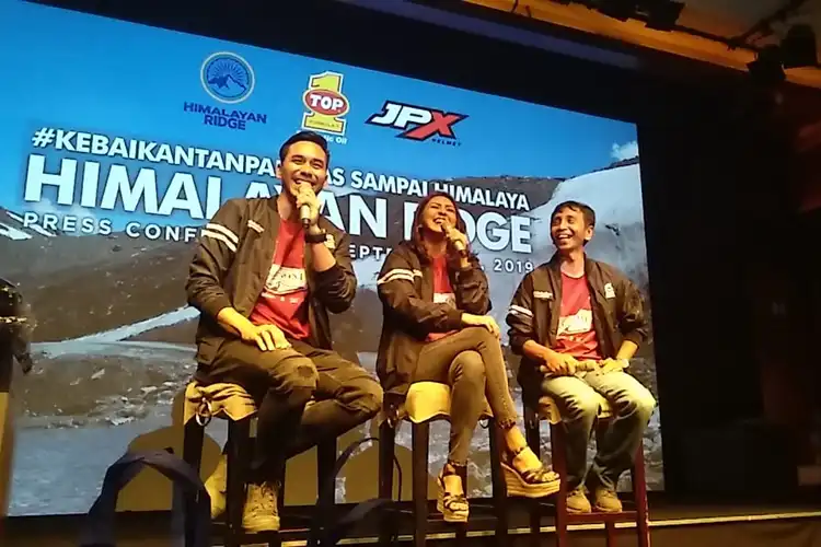 Pasangan Selebriti Darius Sinathrya dan Donna Agnesia Berhasil Riding di Jalur Tertinggi di Dunia