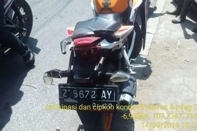 Miris, Tak Berhasil Nyalip, Dua Motor Saling Serempet, Satu Pemotor Berakhir di Kolong Truk Tangki