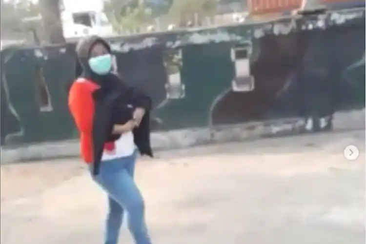 Bikin Merinding, Video Wanita Jalan Kaki Sambil Gendong Jenazah Cucunya Gara-gara Motor Habis Bensin