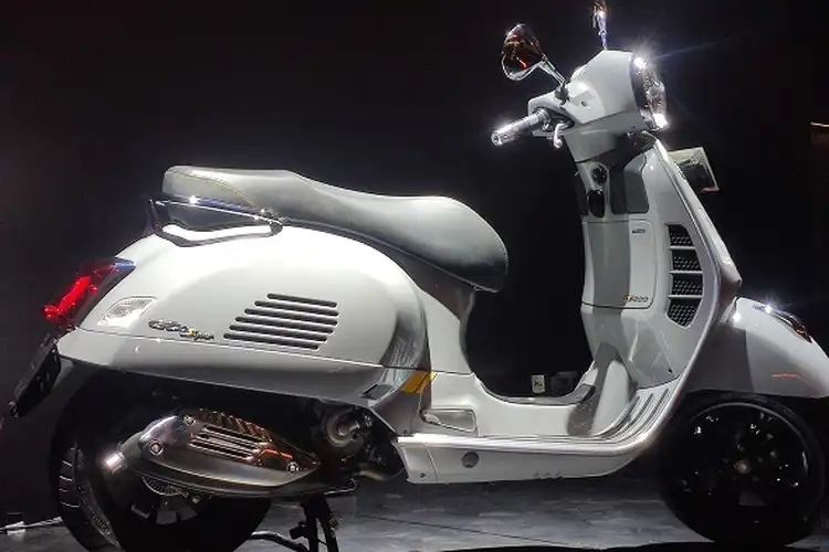 Enak Banget, Nelepon Bisa Lewat Dashboard di Vespa GTS SuperTech 300 yang Harganya Mirip Toyota Calya