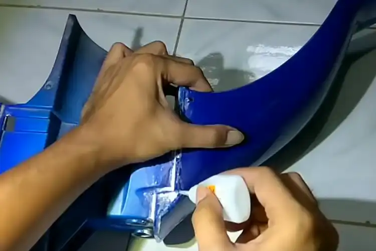 Gak Cuma Buat Tambal Ban, Lem Korea Juga Bisa Buat Menempelkan Bodi Motor yang Patah
